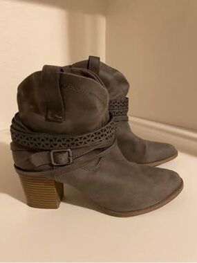 Charming Charlie’s Women’s Gray Heeled Fashion Ankle Boots Sz 8 Straps & Buckles